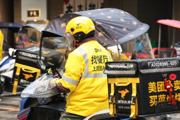 益丰配资 外卖“疯狂星期六”有多烧钱：美团单日补贴4亿，淘宝闪购超12亿