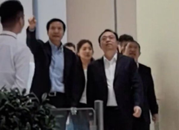 峪科配资 雷军陪比亚迪王传福参观小米汽车工厂