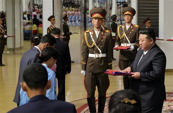 悦配资 怪不得特朗普非要见他, 金正恩到北京看阅兵之前, 先办了两件大事