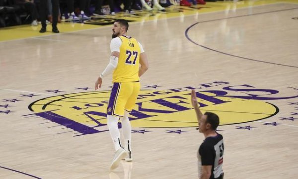 万盈配资 湖人旧将！队记：尼克斯与32岁内线亚历克斯-莱恩签训练营合同